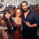 Dolly Shaheen Instagram - كات جديدة حنزلها كمان ساعة .... يا رب تعجبكم.... على الفكرة الكات دي مش موجودة في الكليب الكليب كامل عاليوتيوب #دوللي_ست_البنات #حوش_الدلع #يا_حبيبتي_يا_امي #الملكة #دولي_شاهين #دوللي #دولي #دوللي_شاهين #ننه_هو #افراح_و_زينة #حكاية_بنت #الحاجة_داعيالك #سنة_سعيدة #queen #dollyshahine #dolly #ninna_hoo #afrahwzina #hekayet_bent