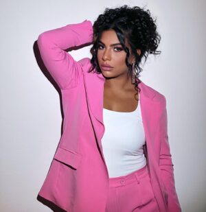 Donia Samy Instagram - 🎀

Suit @sarayousry_official 
💄 @aya_elsheriff 
💇‍♀️ @rawansalman_hairstylist