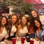 Dora Mazzone Instagram – ¿Díganme si no es una belleza de encuentro?
❤️❤️❤️
Cada vez que podemos tenemos la dicha de encontrarnos, de conversar, de “ponernos al día” y sobre todo de COMPARTIR… son tantos los cuentos 😂😂😂😂

Fue un día que fuimos a almorzara para celebrar el cumple de nuestra querida Marianto, y allí estaba nuestra querida @soylilibethmorillo …
Una verdadera #constelaciondeestrellas ✨✨✨✨

Y las que faltan… 😄😃😁

¡Feliz viernes de cuerpo sabio gente hermosa!

#viernes #alegria #amistad