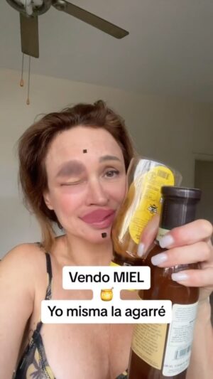 Dora Mazzone Instagram - Y también yo misma las envasé y las etiqueté…
🍯 están a la venta!

#nuevoemprendimiento #mielpuradeabejas 

Un poco de broma para antes de dormir 😴 

Sígueme en #TlKT0K para más ocurrencias divertidas! Te espero por allá 👉 📲 

Feliz noche mi gente querida! Que tengan dulces sueños y descanso reparador… hasta mañana 😘😴🌙💤 

#humor #sonrieantesdedormir #parati #doramazzone #rietecondora