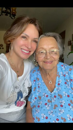 Dora Mazzone Instagram - ¡Se logrò! 🏠 
¡La casa de mi mamá está casi lista!

Y fue un trabajo en conjunto donde TODOS se involucraron con amor y alegría. 🤩🥹

Estoy agradecida a Dios y a TODOS los aliados VENEZOLANOS 🇻🇪 

@studiosiete.group 
@daniloarquitecto 
@carolinaortegasosa 
@porcepastora 
@lussoporte_ 
@grupoalessi 
@arquigranito 
@lamparasgrupodoral 
@todoelectricoparaiso 
@pinturaspineco 
@isohome_ve 
@fullpiso 
@kottongallery_art 
@newhome.vzla 
@antonioguzzoca 
@kdm.accesorios 
@elyservice 
@decovenezia 

¡Seguimos construyendo país! 🇻🇪 
Cada quien desde su profesión y oficio entregando lo mejor de sí! 👍 

¡Espero que este mensaje te sea útil!

#doramazzone #hogarparamimadre #venezuela #redessociales #sisepuede