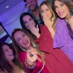 Dora Mazzone Instagram – Quiero un ángel necesito una ángel….👼🏻 
¿Quien más la canta con nosotras?

Uno de los temas favoritos de los 80’-90’ de nuestra querida y admirada @kiara_true 🎤 
quien por cierto estará como actriz invitada en el próximo capítulo de @lasdonasdelcafetal junto a otras queridas compañeras que serán las Sifrinas del Cafetal 😂😂😂

Próximo domingo 5 de Mayo por #simpleplus la tele para llevar!
Regístrate ya en @simpletvve para que disfrutes de esta estupenda serie creada, escrita y dirigida por @luiscarloshueck el mismo de @papitamanitostonpelicula 

#comedia #humor #serie #lasdoñasselcafetal
