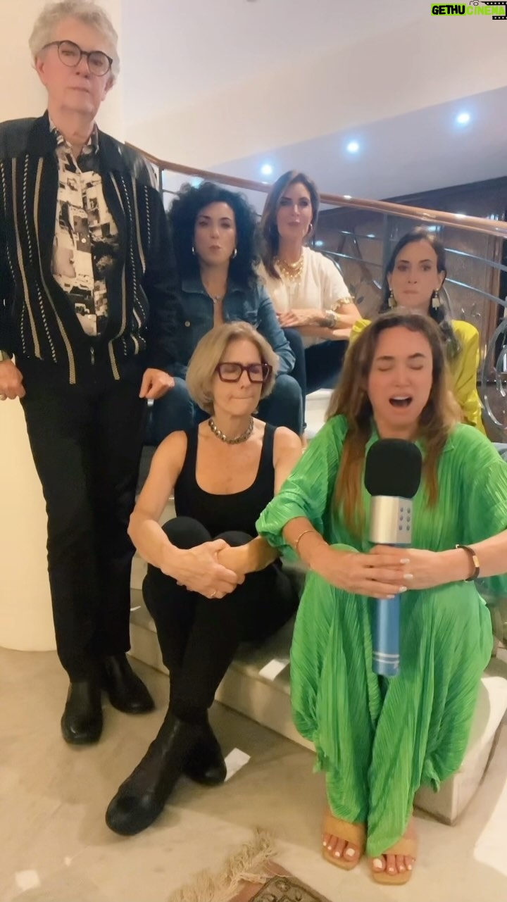 Dora Mazzone Instagram - Cuando son @kiara_true y @karinalavoz quienes deberían “dictarnos cátedra” y resulta que son las más “bochincheras” 😂😂😂😂😂😂 ¡Se lo perdonamos porque hoy es el cumpleaños de la verdadera reina de la noche! Un poco de broma para antes de dormir 😴 Gracias a los estupendos participantes que prestaron sus habilidades extraordinarias para este video divertido: @soyjulierestifo @soyjaviervidalpradas @ainoafotopro Feliz noche mi gente hermosa que tengan dulces sueños y descanso reparador… hasta mañana! 😘😴🌙💤 #lareinadelanoche #motzart #humor #sonrieantesdedormir #rietecondora