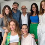 Dora Mazzone Instagram - Este increíble proyecto venezolano nació en la mente creativa de @luiscarloshueck el mismo que hizo la famosa película @papitamanitostonpelicula … 🎬 Un día nos reunimos en casa de Ainoa mi amiga y me dijo que quería hacer una serie basada en las Doñas del Cafetal y yo le dije: esa soy yo con mis amigas 😂😂😂😂 y él comenzó a escribir.. basándose en cuentos de tías y amigas! Lo demás es historia… ya la primera temporada de la serie está en @simpletvve y todo lo que tienes que hacer es suscribirte en la plataforma venezolana 🇻🇪 y luego bajar la app a tu teléfono! 📱 #simpleplus Ya está colgado el 1er capítulo y puedes verlo mientras estás en tu casa, en la sala de espera del dentista, en el carro mientras otro maneja en la cola… etc etc! A cualquier hora y en cualquier lugar en Venezuela! 🇻🇪 El próximo capítulo saldrá al aire este próximo domingo 14 de abril! Son seis episodios y te garantizo que: NO PARARÁS de reír! @villamizarsonia @romeroadriana @mariantoduque y un gran elenco de actores venezolanos como @taniasarabia @betancourtaroldo @kiara_true y muchos más! ¡Te invito a que te suscribas y comiences a disfrutar de esta serie 100% venezolana! #lasdoñasdelcafetal