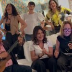 Dora Mazzone Instagram - Más de La noche de anoche!… 🎤🎼 💃🏻 Encuentro íntimo y delicioso en casa de los excelentes anfitriones @lagata2557 y @raymondpalmero con un grupo de LUJO… Hasta yo canté luego de agarrar coraje con mi pana @kiara_true una estupenda canción llanera interpretada por @reynalucerooficial … y es que las canciones llaneras se me dan … El cuatro es del maestro @eduardor.cuatro y la guitarra del maravilloso genio @mdestevez1 Y las BAILARINAS por favor no se las pierdan: @mariantoduque @danialvarado323 y @lagata2557 👏🏻👏🏻👏🏻👏🏻👏🏻👏🏻 ¡Una velada inolvidable! Asómense a mis historias para que van más de la noche de anoche….