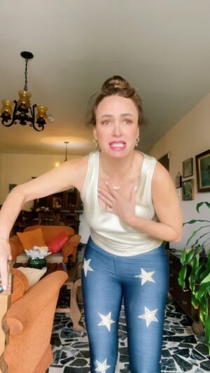 Dora Mazzone Instagram - Los glúte0s de las latinas 🆚 los glúte0s de las greengas… 🥹🥹🥹

Leo comentarios 👇🏻 

Un poco de broma para antes de dormir 😴 

Feliz noche mi gente querida que tengan dulces sueños y descanso reparador hasta mañana! 😴😘🌙💤 

Sígueme en  #TlKT0k para más entretenimiento, ocurrencias y diversión… Te espero por allá 📲  baja la app!.

#Humor #sonrieAntesDeDormir #doraMazzone

la voz del comediante venezolano  @elgeorgeharris