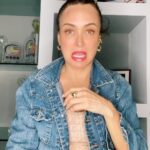 Dora Mazzone Instagram – Entre las “chuletas”, la copiadera en los exámenes y las exposiciones “chimbas”… más de uno se graduò “en la rayita”…
😂😂😂😂😂

Un poco de broma para antes de dormir 😴 

Y es mentira… aquí todos nos graduamos EXIMIDOS …verdad?

Sígueme en mi plataforma del  #TlKT0K para más entretenimiento y diversión… Te espero por allá!. 👉🏻 📲 

Buenas noches mi gente querida que tengan dulces sueños y descanso reparador hasta mañana.! 😴😘💤🌙 

#humor #sonrieantesdedormir #rietecondora 

La voz del comediante venezolano @elgeorgeharris