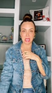 Dora Mazzone Instagram - Entre las “chuletas”, la copiadera en los exámenes y las exposiciones “chimbas”… más de uno se graduò “en la rayita”… 😂😂😂😂😂 Un poco de broma para antes de dormir 😴 Y es mentira… aquí todos nos graduamos EXIMIDOS …verdad? Sígueme en mi plataforma del #TlKT0K para más entretenimiento y diversión… Te espero por allá!. 👉🏻 📲 Buenas noches mi gente querida que tengan dulces sueños y descanso reparador hasta mañana.! 😴😘💤🌙 #humor #sonrieantesdedormir #rietecondora La voz del comediante venezolano @elgeorgeharris