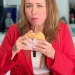 Dora Mazzone Instagram - ¿Ya probaste la Mega? 😵🤫 La Mega Burger de KFC viene con doble pollo, lechuga y mayonesa... Divina 🤤 Y el precio una locura... solo 3$ 😵 Como para comerse 2 🤩 @kfcvzla Siempre Original