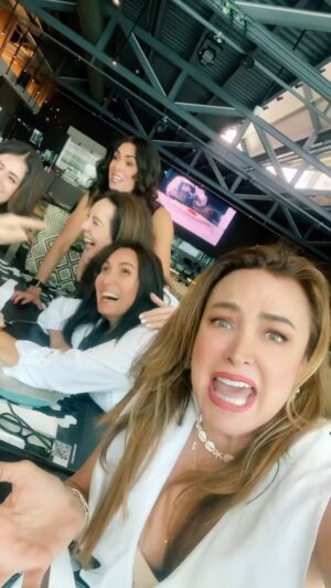Dora Mazzone Instagram - ¿Más novelas que lo que vivimos mis amigas y yo?… 😂😂😂😂

Además ya hicimos suficientes novelas…

Un poco de broma para antes de dormir 😴 

Buenas noches mi gente querida que tengan dulces sueños y descanso reparador… Hasta mañana.!. 😴🌙💤😘 

#Humor #SonríeAntesDeDormir #DoraMazzone 

Gracias a mi team que siempre me acompaña en mis ocurrencias! Las amo …❤️🥹