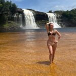 Dora Mazzone Instagram - Cada vez que te conozco más me enamoro más de ti… 🇻🇪 Me perdonan el spam pero tengo tanto material que se me va a pasar de moda en la galería de fotos 🌿🐒🌴🦜🐸 #canaima 1. El Salto El Hacha frente a la Isla Anatoly (se forma una playita en sequía de lo más rica y privadita… malo?) 2. Vista al Salto desde la curiara.. (el agua es color Pepsi y no hay ni caimanes ni pirañas pero si corrientes fuertes…) 3. Ella es una princesa indígena.. habla español y pemón y tiene el cabello más brillante que he visto.. pocas veces usa shampoo, se lava el cabello en la laguna. 4. Yo posando.. viviría aquí! #kanaimö 5. Cuál #maniñayerichana en #kanaimö 🌿 6. Con mi gordo que no me lo quita nadie diría @mimilazod .. y en la cava mi Polar Pilsen 🍻 7. Metiendo la barriga para la foto! Mi falda es de @dibronze.ve 8. A lo lejos los majestuosos Tepuyes ⛰️ 9. En una de las cabañas de @wakawena uffffff al natural y orgánica! 10.Con mi amigo Rodrigo… estaba antes en @aramerulodge y me tomò fotos! Habla pemón y español Vengan a conocer este paraíso! Venir a @wakawena es del más allá!! #doramazzone #venezuela 🇻🇪🦜