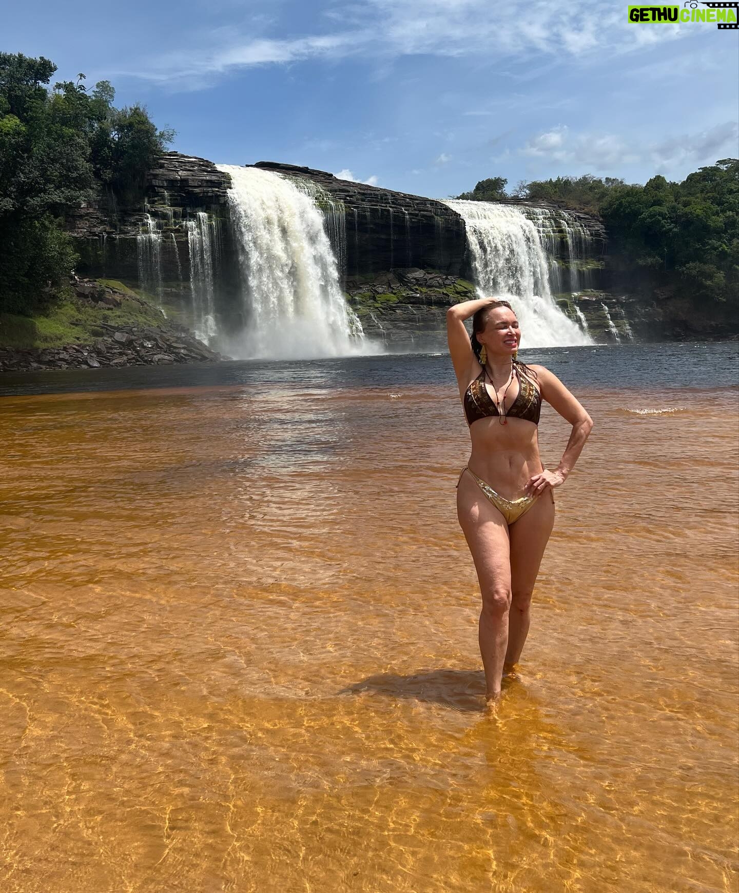 Dora Mazzone Instagram - Cada vez que te conozco más me enamoro más de ti… 🇻🇪 Me perdonan el spam pero tengo tanto material que se me va a pasar de moda en la galería de fotos 🌿🐒🌴🦜🐸 #canaima 1. El Salto El Hacha frente a la Isla Anatoly (se forma una playita en sequía de lo más rica y privadita… malo?) 2. Vista al Salto desde la curiara.. (el agua es color Pepsi y no hay ni caimanes ni pirañas pero si corrientes fuertes…) 3. Ella es una princesa indígena.. habla español y pemón y tiene el cabello más brillante que he visto.. pocas veces usa shampoo, se lava el cabello en la laguna. 4. Yo posando.. viviría aquí! #kanaimö 5. Cuál #maniñayerichana en #kanaimö 🌿 6. Con mi gordo que no me lo quita nadie diría @mimilazod .. y en la cava mi Polar Pilsen 🍻 7. Metiendo la barriga para la foto! Mi falda es de @dibronze.ve 8. A lo lejos los majestuosos Tepuyes ⛰️ 9. En una de las cabañas de @wakawena uffffff al natural y orgánica! 10.Con mi amigo Rodrigo… estaba antes en @aramerulodge y me tomò fotos! Habla pemón y español Vengan a conocer este paraíso! Venir a @wakawena es del más allá!! #doramazzone #venezuela 🇻🇪🦜