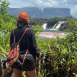 Dora Mazzone Instagram - Celebrando con las mujeres de Canaima 🇻🇪 Siempre que vengo a Canaima me sorprendo.. còmo ha crecido esta comunidad y como sigue avanzando el proyecto de desarrollo turístico en toda la localidad! 🇻🇪🫶 Canaima tiene escuelas, instituciones, centros culturales y hasta la Sinfónica Canaima @sinfonica.canaima están construyendo su sede! 🇻🇪 Hoy decidimos salir en moto para conocer un poco más de la comunidad y para saludar a estas hermosas mujeres que se encargan de que todo esté en orden y de preservar su cultura ! ¡Son admirables! Vayan a mis historias 🏃 Por allá les cuento más de Canaima 🇻🇪 #doralaexploradora #canaima #venezuela