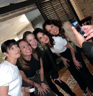 Dora Mazzone Instagram - ¡Noche de parranda, música y copas! 
🤩🌙🍾 🎤🎼
Cuentos, anécdotas, cantos, música, chupe, pasapalos, brindis  y pare Ud de contar….
Un cuatro, una guitarra, unas maracas..un tango, un bolero, joropo y a celebrar … salud! 🥂 

Gracias a la invitación de los queridos @lagata2557 y @raymondpalmero coordinado por nuestro @danielespinozamanager 
🫶
Maravillosa reunión de cantos e inspiración! Brindis y admiracion! Amor del bueno… lo demás lo bendice Dios!

Qué rico ver y escuchar a nuestra querida @soledadbravooficial @kiara_true @eduardor.cuatro @mdestevez1 y @hugocarregal .. cantar. 
Ofrecernos un concierto en privé totalmente inspirados y en su elemento! 👏🏻👏🏻👏🏻👏🏻 bravo! Que privilegio! Nuestros artistas!

Gracias por esta noche mágica llena de cuentos, anécdotas y cantos! @alexandrabraunoficial @mariantoduque @danialvarado323 @carmenjuliaalvarez @adriandelgadotv @martinhahn_1 @eparonell @carlosmedina @manuelfraizgrijalba @andresmosillo 

Deslicen para que vean la celebración “in crescendo” 😂😂😂

En la última foto… me borré 😂😂😂