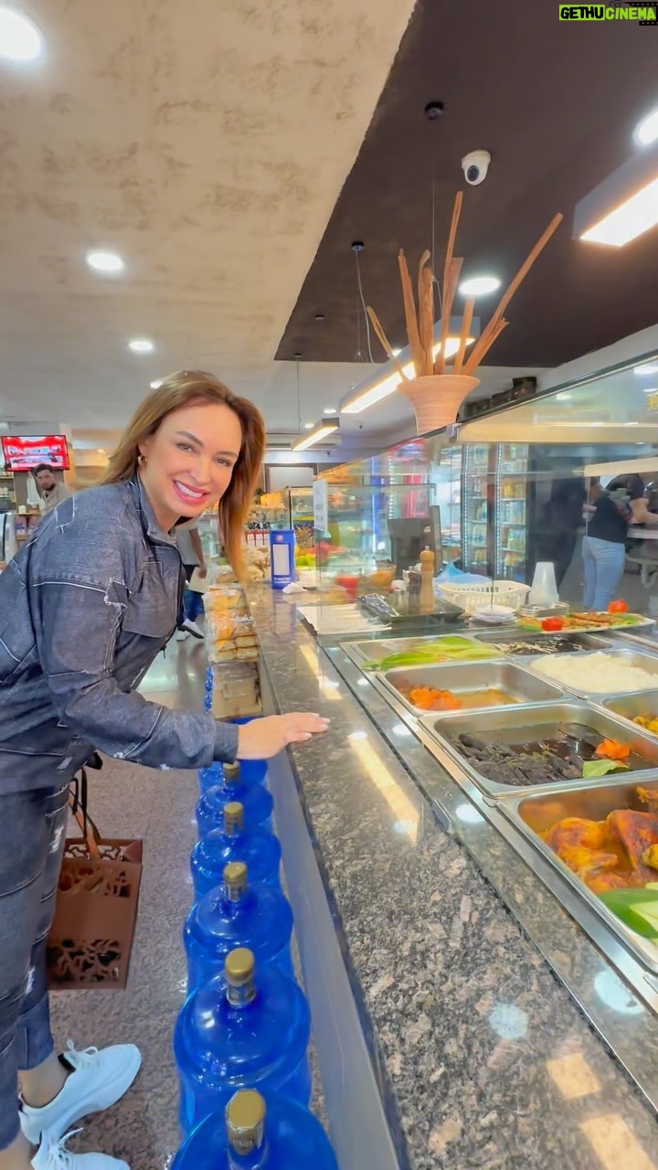 Dora Mazzone Instagram - ¿Quieres almorzar delicioso y a buen precio? ¿Estás cansado de comer siempre lo mismo? 😅🥹 Panadería Paris, en el Centro Comercial Plaza Prado te va a encantar. Ofrecen almuerzo del día y bebida de cortesía *por tan solo 7$*. 🥗🧆🍝🥘🍲 Podrás escoger entre distintos platos caseros, elaborados con frescos ingredientes y acompañarlos con nuestro exquisito pan artesanal. Nos vemos en Panadería Paris 😉 @panparis