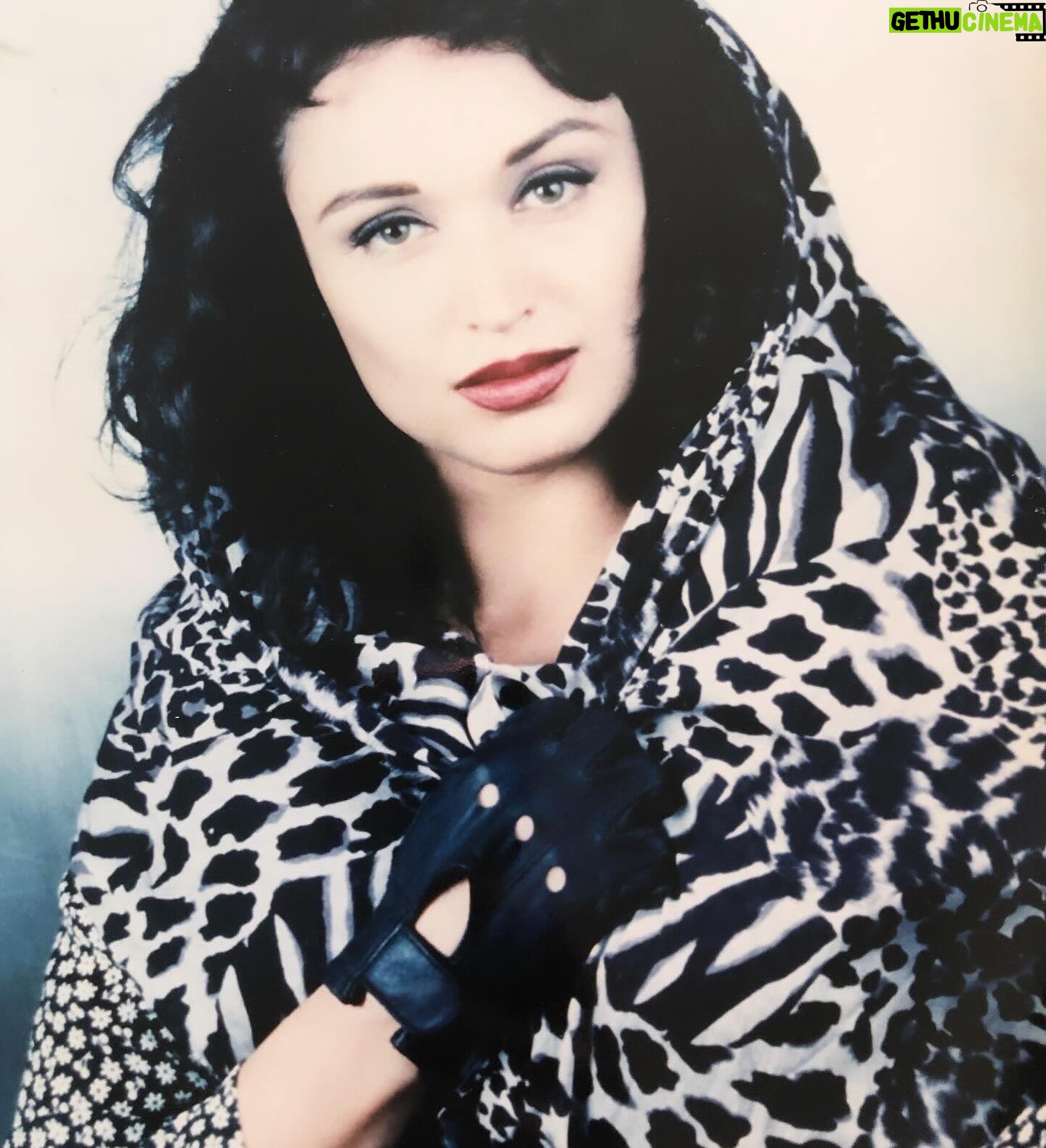 Dora Mazzone Instagram - Fotos aleatorias del paso del tiempo…. 📸 1) La primera foto profesional que me hicieron para montarla en un marco en los pasillos de @rctv 2) Imagen para la película Disparen a Matar (tenía 20 años y venía del bullying colegial: cara de ricotta 😂… ahora me río) 3) Otra imagen para la película Disparen a Matar… fue l época en que conocí al galán Jean Carlo Simancas. 4) Segunda sesión de fotos profesional con @billycassfilm 5) Sesión de fotos hiperprofesuonal con uno de los mejores @danielmachadophoto 6) y 7) Las dos últimas fotos maravillosas y diferentes a lo que me había hecho son de @andersondiazs Feliz jueves de #tbt Definitivamente “recordar es vivir” #doramazzone