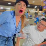 Dora Mazzone Instagram - A mi no me gusta el chisme… me entretiene! 😂😂😂 Y además, me gusta estar informada 😜 El que nunca se haya distraído con un chisme que lance la primera piedra 🪨 Le pido disculpas al señor que mojé 😬😬 Todo esto y más cuando trabajamos en Pan París. Y después de un chismecito viene el dulcito 🥮 con un buen café ☕ grande 🤤 Nos vemos en @panparis en el CC Plaza Prado. Parados del Este. Caracas.
