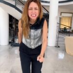 Dora Mazzone Instagram – Cuando estás sola en la casa… 🏠 
Ya limpiaste, ya te pusiste al día y te queda todo el sábado…
¿Que haces?
😂😂😂💃🏻💃🏻💃🏻💃🏻

Ensayando mis pasos prohibidos con mis zapatos favoritos de @bynice33oficial 

#adidassamba #salsa #sabado