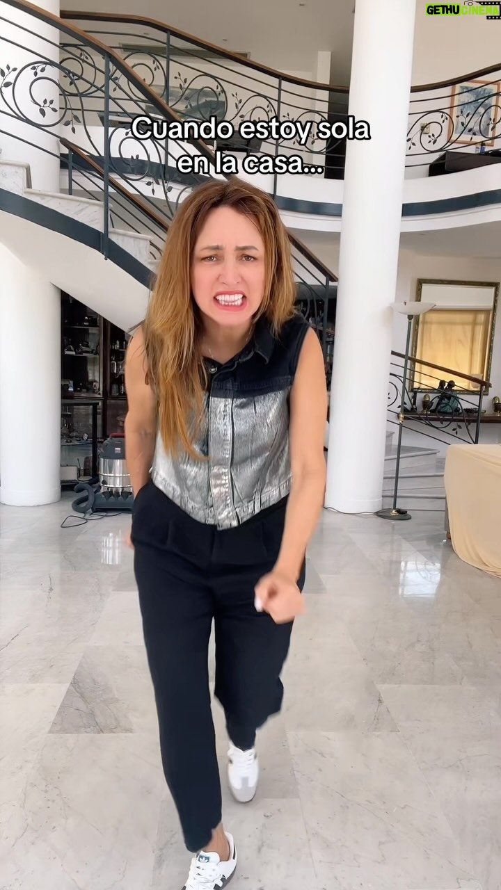 Dora Mazzone Instagram - Cuando estás sola en la casa… 🏠 Ya limpiaste, ya te pusiste al día y te queda todo el sábado… ¿Que haces? 😂😂😂💃🏻💃🏻💃🏻💃🏻 Ensayando mis pasos prohibidos con mis zapatos favoritos de @bynice33oficial #adidassamba #salsa #sabado