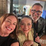 Dora Mazzone Instagram - ¡Noche de parranda, música y copas! 🤩🌙🍾 🎤🎼 Cuentos, anécdotas, cantos, música, chupe, pasapalos, brindis y pare Ud de contar…. Un cuatro, una guitarra, unas maracas..un tango, un bolero, joropo y a celebrar … salud! 🥂 Gracias a la invitación de los queridos @lagata2557 y @raymondpalmero coordinado por nuestro @danielespinozamanager 🫶 Maravillosa reunión de cantos e inspiración! Brindis y admiracion! Amor del bueno… lo demás lo bendice Dios! Qué rico ver y escuchar a nuestra querida @soledadbravooficial @kiara_true @eduardor.cuatro @mdestevez1 y @hugocarregal .. cantar. Ofrecernos un concierto en privé totalmente inspirados y en su elemento! 👏🏻👏🏻👏🏻👏🏻 bravo! Que privilegio! Nuestros artistas! Gracias por esta noche mágica llena de cuentos, anécdotas y cantos! @alexandrabraunoficial @mariantoduque @danialvarado323 @carmenjuliaalvarez @adriandelgadotv @martinhahn_1 @eparonell @carlosmedina @manuelfraizgrijalba @andresmosillo Deslicen para que vean la celebración “in crescendo” 😂😂😂 En la última foto… me borré 😂😂😂