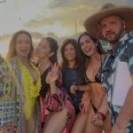 Dora Mazzone Instagram - Risas garantizadas… comedia pura, situaciones de enredo y soluciones absurdas es lo que les espera a estas doñitas…. 💁🏼‍♀️🙆🏻‍♀️🙅🏼‍♀️🤦‍♀️ Mañana domingo en el día de las madres ( y mamacitas también)… no te pierdas el último capítulo de la PRIMERA TEMPORADA de #lasdoñasdelcafetal 😂😂😂😂 Final inesperado para #lascuquicuquis Primera serie venezolana creada, escrita y dirigida por @luiscarloshueck el mismo de @papitamanitostonpelicula en donde 4 amigas se solidarizan en mil causas, se pelean horrible, hacen emprendimientos, tienen un ritual con las t3tas, se roban una combi, prueban la Ay4guask4, mueren por un colágeno y cumplen con la promesa de no disolver la amistad JAMÁS! #paseloquepase ¡Último capítulo mañana domingo! Baja la app #simpleplus de @simpletvve y disfruta de: LAS DOÑAS DEL CAFETAL 🤦‍♀️🙆🏻‍♀️💁🏼‍♀️🙅🏼‍♀️ Es más, si no la has visto aprovecha y disfrutas de los 6 episodios con tu mamá en familia! Serie realizada en VENEZUELA 🇻🇪 #talentovenezolano #simpleplus #serie #doñasdelcafetal