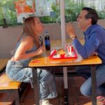 Dora Mazzone Instagram - Y así celebramos el Día de la Mujer 😜 👩🏽‍🦱 Este hombre si es “pichirre” 🧑🏻 Esta mujer si es glotona. 🤣🤣🤣🤣🤣🤣 Pero nos encanta KFC 😉 ¿Quién nos sigue?👇🏼 Ahhhh, disculpen que nos desviamos del tema... es que este pollo nos vuelve locos 🤫 ¡Feliz Día de la Mujer! Nos vemos en KFC 🍟🍗🍦🥤 @kfcvzla