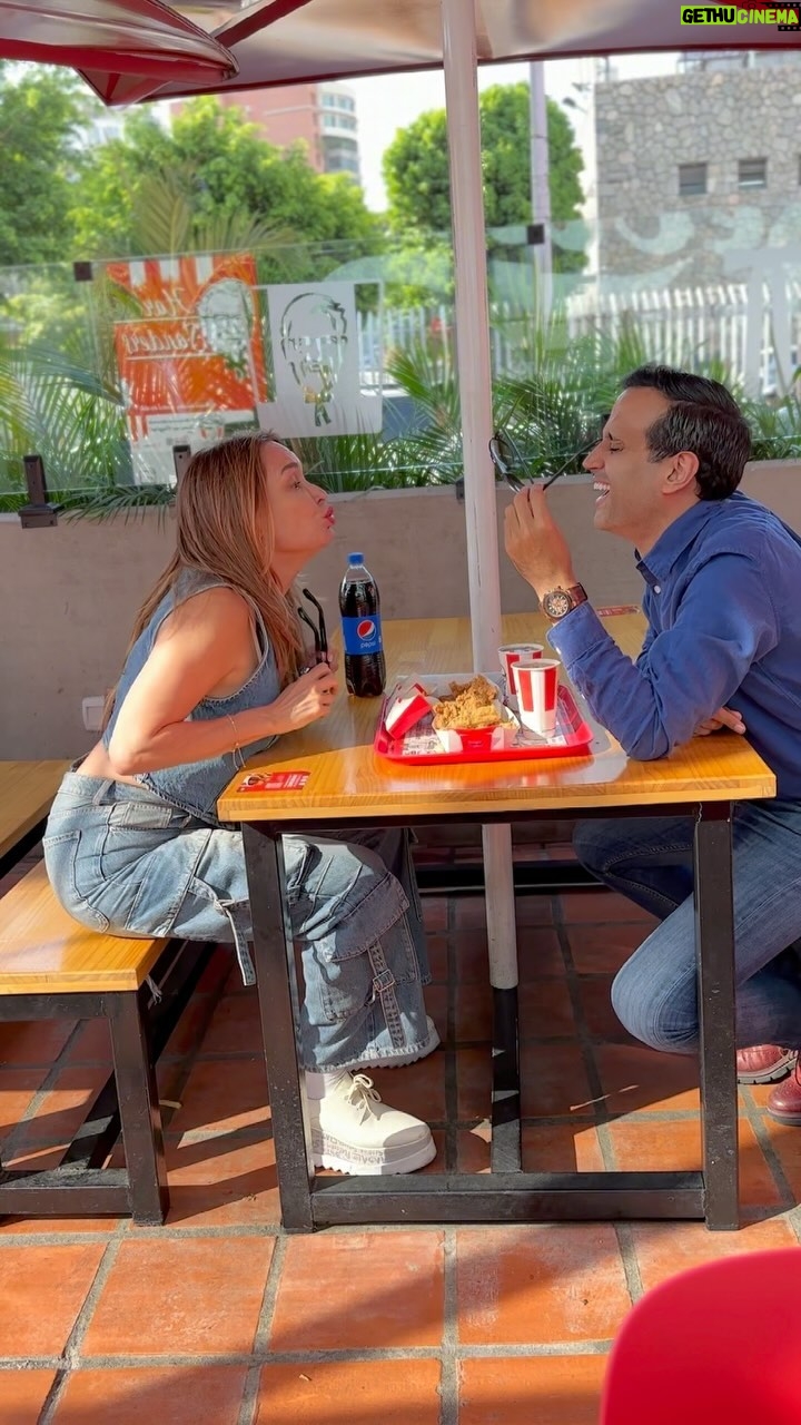 Dora Mazzone Instagram - Y así celebramos el Día de la Mujer 😜 👩🏽🦱 Este hombre si es “pichirre” 🧑🏻 Esta mujer si es glotona. 🤣🤣🤣🤣🤣🤣 Pero nos encanta KFC 😉 ¿Quién nos sigue?👇🏼 Ahhhh, disculpen que nos desviamos del tema... es que este pollo nos vuelve locos 🤫 ¡Feliz Día de la Mujer! Nos vemos en KFC 🍟🍗🍦🥤 @kfcvzla