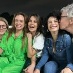 Dora Mazzone Instagram – En la ultima foto estamos casi normales… 
😂😂😂😂

Nada mejor que disfrutar entre amigos de una noche de copas, anécdotas, salsa de salchicha siciliana, antología teatral y un tiktok!

#diversidad #pluralidad #versatilidad

¿Qué les parece este grupete?