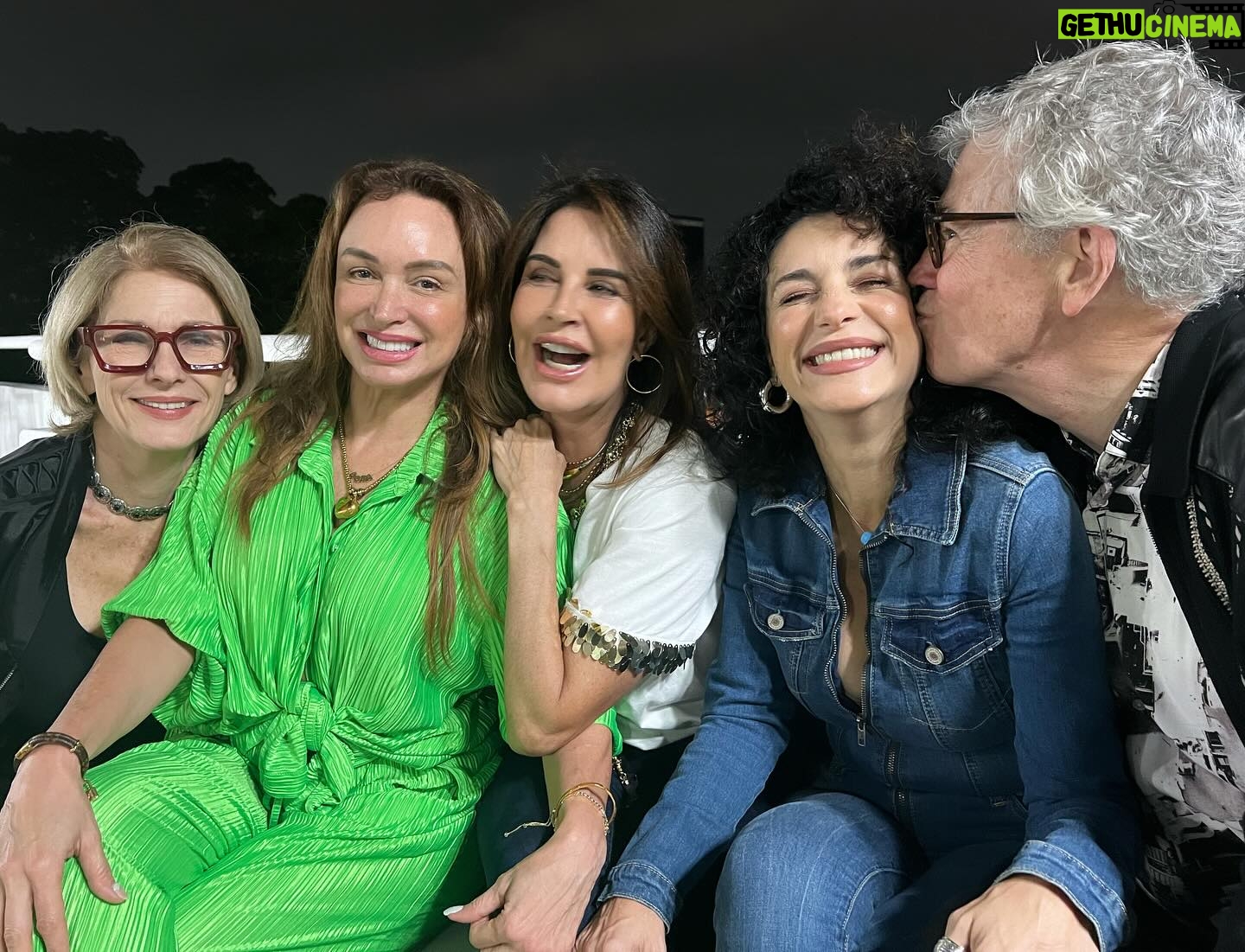 Dora Mazzone Instagram - En la ultima foto estamos casi normales… 😂😂😂😂 Nada mejor que disfrutar entre amigos de una noche de copas, anécdotas, salsa de salchicha siciliana, antología teatral y un tiktok! #diversidad #pluralidad #versatilidad ¿Qué les parece este grupete?