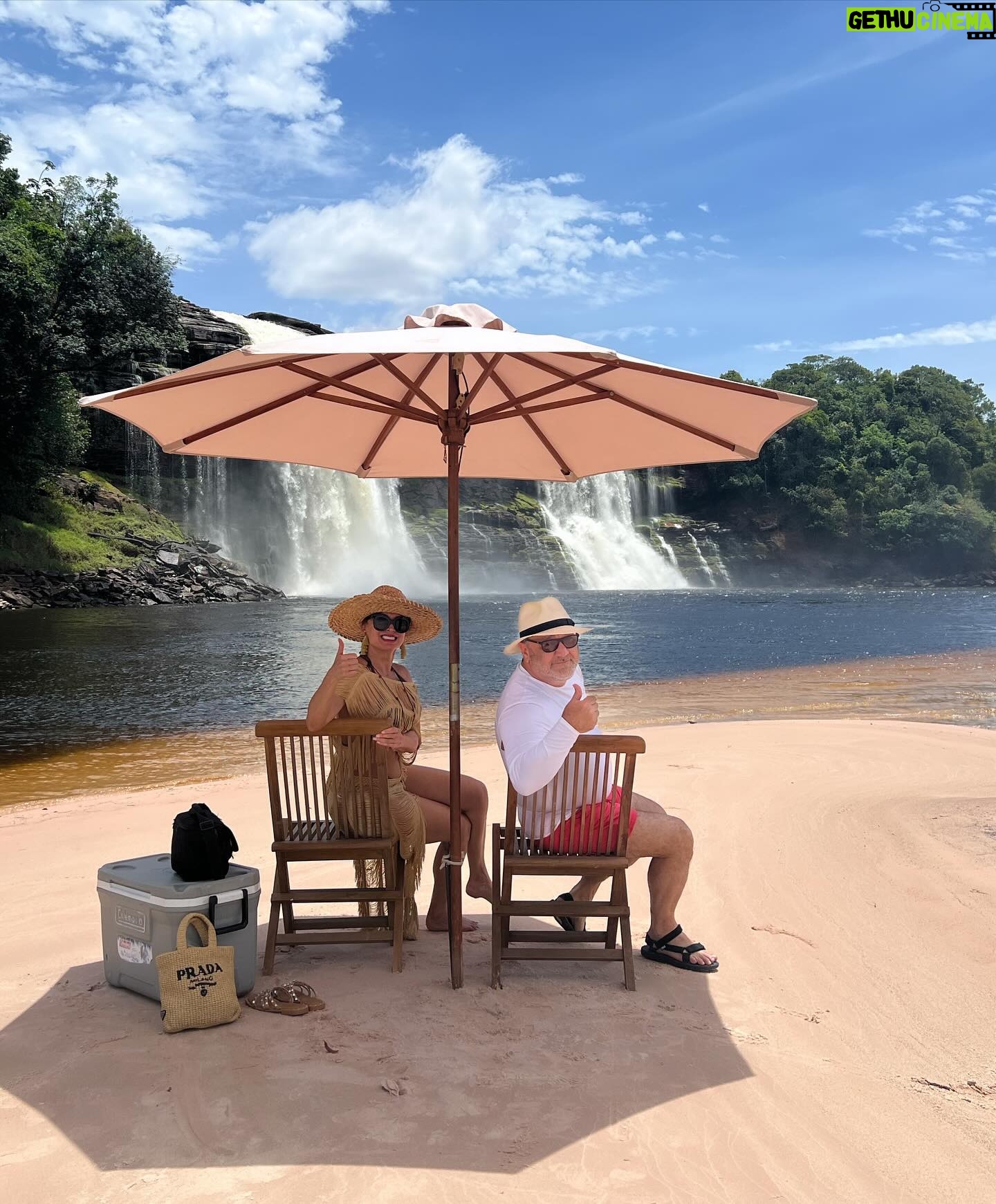 Dora Mazzone Instagram - Cada vez que te conozco más me enamoro más de ti… 🇻🇪 Me perdonan el spam pero tengo tanto material que se me va a pasar de moda en la galería de fotos 🌿🐒🌴🦜🐸 #canaima 1. El Salto El Hacha frente a la Isla Anatoly (se forma una playita en sequía de lo más rica y privadita… malo?) 2. Vista al Salto desde la curiara.. (el agua es color Pepsi y no hay ni caimanes ni pirañas pero si corrientes fuertes…) 3. Ella es una princesa indígena.. habla español y pemón y tiene el cabello más brillante que he visto.. pocas veces usa shampoo, se lava el cabello en la laguna. 4. Yo posando.. viviría aquí! #kanaimö 5. Cuál #maniñayerichana en #kanaimö 🌿 6. Con mi gordo que no me lo quita nadie diría @mimilazod .. y en la cava mi Polar Pilsen 🍻 7. Metiendo la barriga para la foto! Mi falda es de @dibronze.ve 8. A lo lejos los majestuosos Tepuyes ⛰️ 9. En una de las cabañas de @wakawena uffffff al natural y orgánica! 10.Con mi amigo Rodrigo… estaba antes en @aramerulodge y me tomò fotos! Habla pemón y español Vengan a conocer este paraíso! Venir a @wakawena es del más allá!! #doramazzone #venezuela 🇻🇪🦜