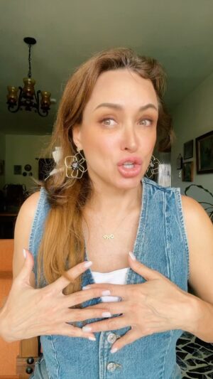 Dora Mazzone Instagram - ¿De verdad cómo hacen pa’ tener un millón de amigos?… 🤷‍♀️

Un poco de broma para antes de dormir 😴 

La voz de @xofi08 

Feliz noche.. que tengan dulces sueños y descanso reparador… hasta mañana 😴💤😘🌙 

#sonrieantesdedormir #humor #doramazzone