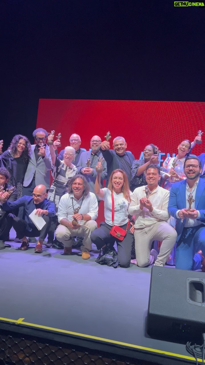 Dora Mazzone Instagram - Me gané el premio @avencrit como mejor Actriz de Teatro 🎭 Musica!!! ¡Gracias Venezuela! Gracias a Dios por haberme dado talentos y habilidades para esta hermosa profesión! Por haberme colocado en el camino correcto y en las mejores escuelas de Venezuela para formarme como actriz: La Compañía Nacional de Teatro 🎭 La Universidad Central de Venezuela 🇻🇪 Radio Caracas Televisión Venevisión Allí aprendí! Allí en esas escuelas estudié! Y hoy en día soy lo que soy gracias a todos los maestros que me he encontrado en mi camino! No me equivoqué de vocación! Amo esta carrera con el alma y este premio me compromete a seguir trabajando en la industria del Arte, Cultura y Entretenimiento en mi país! TODO ha valido la pena! Gracias a @djamil2014 por haberme dado la oportunidad de representar a Aldonza-Dulcinea en @elhomdelamancha ..un personaje tan desafiante para una actriz, por su fuerza, por su pasión y sobre todo por el increíble reto de cantar en vivo con la orquesta! Ya puedo decir que he hecho casi todo en mi industria: teatro, cine, televisión y ahora teatro musical! Yessssssss!!! Gracias Venezuela 🇻🇪 por acompañarme siempre en mis retos! Más en mis historias..! # #TeatroMusical #MejorActriz #Premium #Venezuela #premiosavencrit #venezuela