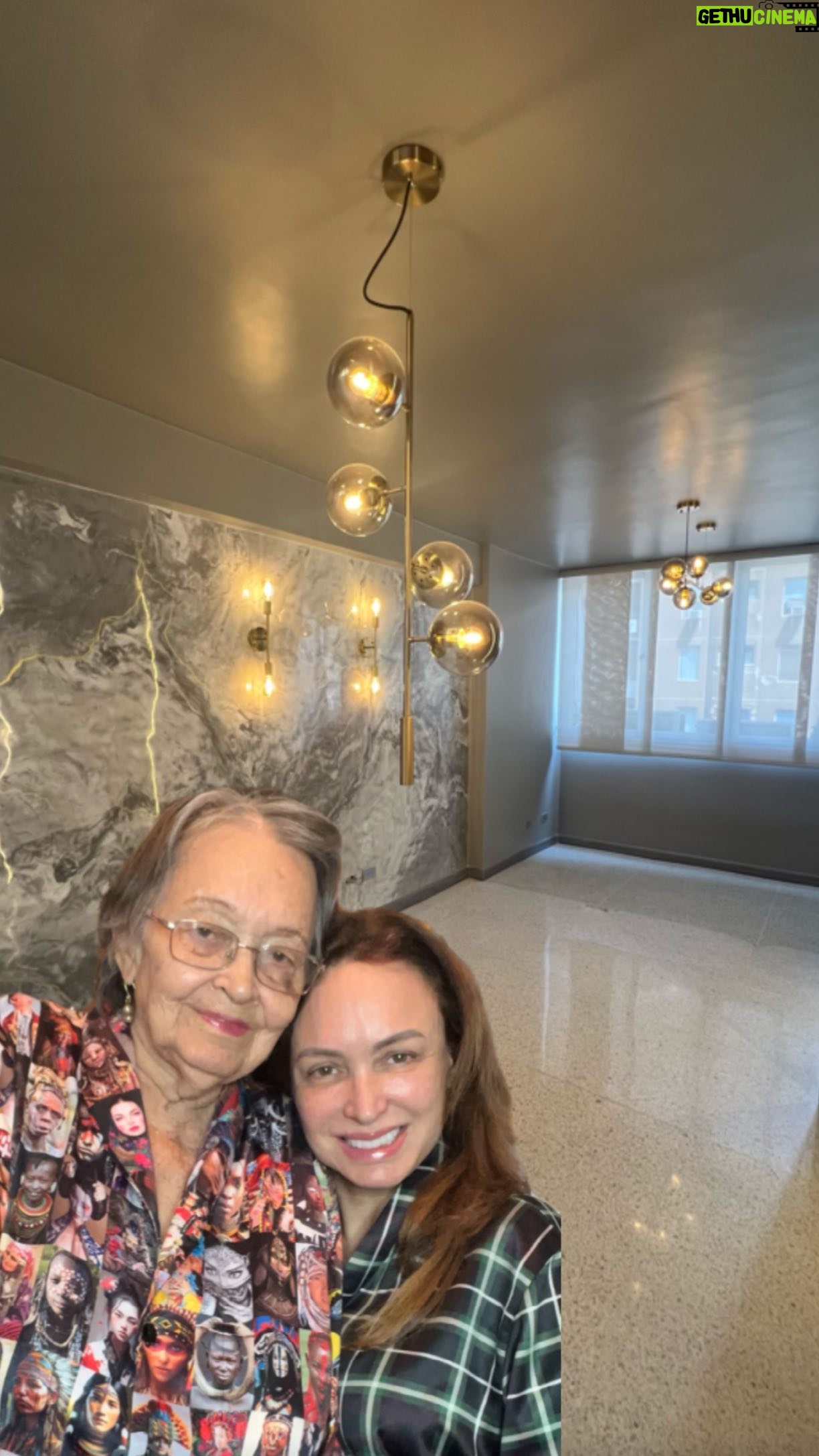 Dora Mazzone - 20.9K Likes - Casi listoooo!!!!! 🏡🚪🪟🚽🪴🛠️
Comparto con ustedes la face final de la remodelación de la que muy pronto será la casa de mi mamá.
Ha sido un proceso lleno de aprendizajes: Alegría, sustos,adversidades… Pero todo en la vida es constancia , perseverancia y FE 🙏🏼
Gracias a dios aún tengo a mi mamá saludable y con muchas ganas de vivir, sin duda esto es mi mejor regalo y mayor motivación para llegar hasta el final.
TE AMO MAMÁ 🩷
Gracias a todos mis aliados por acompañarme en este sueño, que ya casi logramos 🫶
@lussoporte_
@pinturaspineco
@decovenezia
@lamparasgrupodoral
@porcepastora
@arquigranito
@todoelectricoparaiso
@grupoalessi
@isohome_ve
@antonioguzzoca
@luis_stucco
@fullpiso
@elyservice
Diseño y remodelación @studiosiete.group By @daniloarquitecto
#Doralaremodeladora #viviendanueva #teamomama