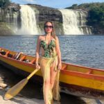 Dora Mazzone Instagram - Cada vez que te conozco más me enamoro más de ti… 🇻🇪 Me perdonan el spam pero tengo tanto material que se me va a pasar de moda en la galería de fotos 🌿🐒🌴🦜🐸 #canaima 1. El Salto El Hacha frente a la Isla Anatoly (se forma una playita en sequía de lo más rica y privadita… malo?) 2. Vista al Salto desde la curiara.. (el agua es color Pepsi y no hay ni caimanes ni pirañas pero si corrientes fuertes…) 3. Ella es una princesa indígena.. habla español y pemón y tiene el cabello más brillante que he visto.. pocas veces usa shampoo, se lava el cabello en la laguna. 4. Yo posando.. viviría aquí! #kanaimö 5. Cuál #maniñayerichana en #kanaimö 🌿 6. Con mi gordo que no me lo quita nadie diría @mimilazod .. y en la cava mi Polar Pilsen 🍻 7. Metiendo la barriga para la foto! Mi falda es de @dibronze.ve 8. A lo lejos los majestuosos Tepuyes ⛰️ 9. En una de las cabañas de @wakawena uffffff al natural y orgánica! 10.Con mi amigo Rodrigo… estaba antes en @aramerulodge y me tomò fotos! Habla pemón y español Vengan a conocer este paraíso! Venir a @wakawena es del más allá!! #doramazzone #venezuela 🇻🇪🦜