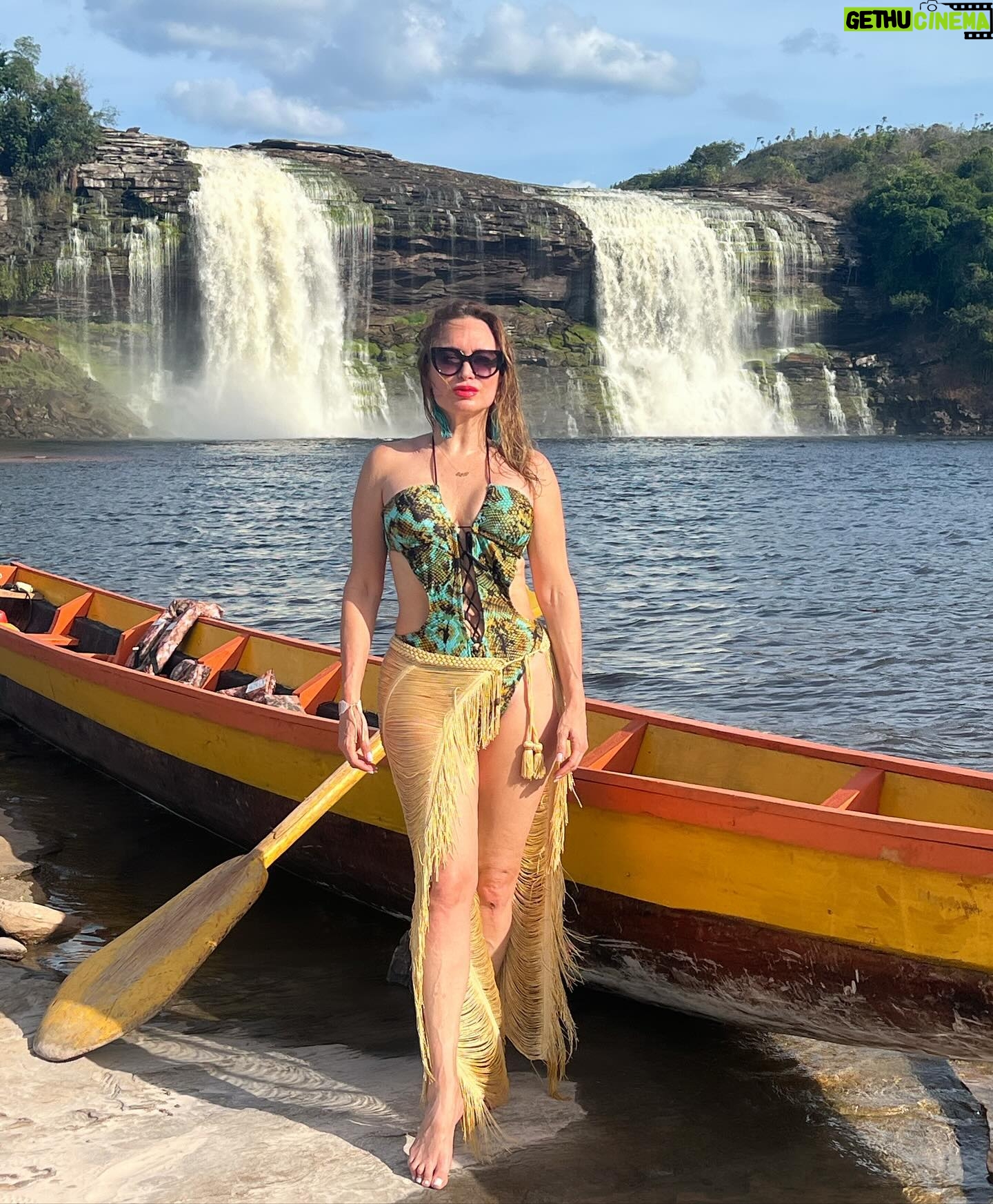 Dora Mazzone Instagram - Cada vez que te conozco más me enamoro más de ti… 🇻🇪 Me perdonan el spam pero tengo tanto material que se me va a pasar de moda en la galería de fotos 🌿🐒🌴🦜🐸 #canaima 1. El Salto El Hacha frente a la Isla Anatoly (se forma una playita en sequía de lo más rica y privadita… malo?) 2. Vista al Salto desde la curiara.. (el agua es color Pepsi y no hay ni caimanes ni pirañas pero si corrientes fuertes…) 3. Ella es una princesa indígena.. habla español y pemón y tiene el cabello más brillante que he visto.. pocas veces usa shampoo, se lava el cabello en la laguna. 4. Yo posando.. viviría aquí! #kanaimö 5. Cuál #maniñayerichana en #kanaimö 🌿 6. Con mi gordo que no me lo quita nadie diría @mimilazod .. y en la cava mi Polar Pilsen 🍻 7. Metiendo la barriga para la foto! Mi falda es de @dibronze.ve 8. A lo lejos los majestuosos Tepuyes ⛰️ 9. En una de las cabañas de @wakawena uffffff al natural y orgánica! 10.Con mi amigo Rodrigo… estaba antes en @aramerulodge y me tomò fotos! Habla pemón y español Vengan a conocer este paraíso! Venir a @wakawena es del más allá!! #doramazzone #venezuela 🇻🇪🦜
