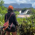 Dora Mazzone Instagram - Cada vez que te conozco más me enamoro más de ti… 🇻🇪 Me perdonan el spam pero tengo tanto material que se me va a pasar de moda en la galería de fotos 🌿🐒🌴🦜🐸 #canaima 1. El Salto El Hacha frente a la Isla Anatoly (se forma una playita en sequía de lo más rica y privadita… malo?) 2. Vista al Salto desde la curiara.. (el agua es color Pepsi y no hay ni caimanes ni pirañas pero si corrientes fuertes…) 3. Ella es una princesa indígena.. habla español y pemón y tiene el cabello más brillante que he visto.. pocas veces usa shampoo, se lava el cabello en la laguna. 4. Yo posando.. viviría aquí! #kanaimö 5. Cuál #maniñayerichana en #kanaimö 🌿 6. Con mi gordo que no me lo quita nadie diría @mimilazod .. y en la cava mi Polar Pilsen 🍻 7. Metiendo la barriga para la foto! Mi falda es de @dibronze.ve 8. A lo lejos los majestuosos Tepuyes ⛰️ 9. En una de las cabañas de @wakawena uffffff al natural y orgánica! 10.Con mi amigo Rodrigo… estaba antes en @aramerulodge y me tomò fotos! Habla pemón y español Vengan a conocer este paraíso! Venir a @wakawena es del más allá!! #doramazzone #venezuela 🇻🇪🦜