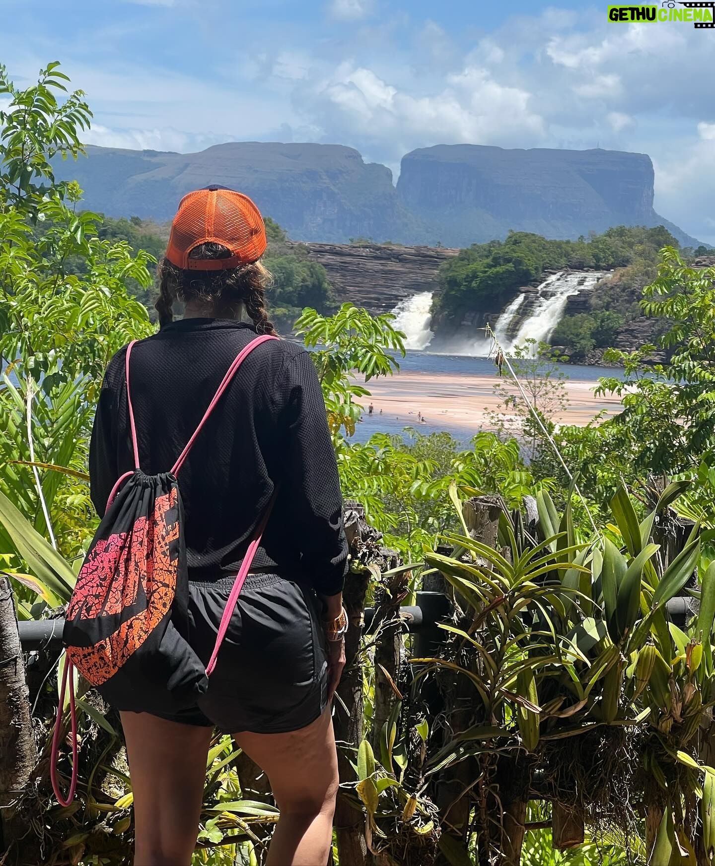 Dora Mazzone Instagram - Cada vez que te conozco más me enamoro más de ti… 🇻🇪 Me perdonan el spam pero tengo tanto material que se me va a pasar de moda en la galería de fotos 🌿🐒🌴🦜🐸 #canaima 1. El Salto El Hacha frente a la Isla Anatoly (se forma una playita en sequía de lo más rica y privadita… malo?) 2. Vista al Salto desde la curiara.. (el agua es color Pepsi y no hay ni caimanes ni pirañas pero si corrientes fuertes…) 3. Ella es una princesa indígena.. habla español y pemón y tiene el cabello más brillante que he visto.. pocas veces usa shampoo, se lava el cabello en la laguna. 4. Yo posando.. viviría aquí! #kanaimö 5. Cuál #maniñayerichana en #kanaimö 🌿 6. Con mi gordo que no me lo quita nadie diría @mimilazod .. y en la cava mi Polar Pilsen 🍻 7. Metiendo la barriga para la foto! Mi falda es de @dibronze.ve 8. A lo lejos los majestuosos Tepuyes ⛰️ 9. En una de las cabañas de @wakawena uffffff al natural y orgánica! 10.Con mi amigo Rodrigo… estaba antes en @aramerulodge y me tomò fotos! Habla pemón y español Vengan a conocer este paraíso! Venir a @wakawena es del más allá!! #doramazzone #venezuela 🇻🇪🦜