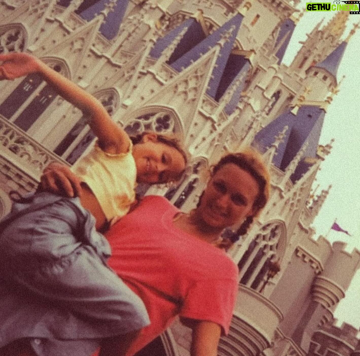 Dora Mazzone Instagram - Momentos únicos e irrepetibles en donde se evidencia el amor y el deseo de perpetuar la felicidad…… ❤️ #tbt Y por supuesto en donde se evidencia mi deseo de ser una niña eterna… Hoy en día Graziella no solo es una mujer bella en todo el sentido de la palabra sino que me sorprende por su inteligencia, su nobleza y su madurez. Es un ser que te arropa. Que te invita a refugiarte y a mirar desde su asombrosa capacidad para escribir, lo inmenso y maravilloso de la vida! Te amo @graziellamazzone nos vemos pronto!! #juevesdevueltaatráseneltiempo #tbt #madreehija #novoyamadurarnunca