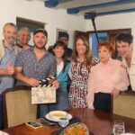 Dora Mazzone Instagram - Hoy fue el estreno de Doñas del Cafetal por @simpletvve y fue divertidísimo ver a todos los integrantes de mi familia, compartir de una conversación disparatada antes de la cena. Temas de conversación familiar: 1- mi suegra está embarazada 🤰 2- mi esposo duda que yo sea la madre de su hijo 👦🏻 3- mi hijo se cree un delfín 🐬 4- mi hija tiene un novio que se desnuda ¿Quieren saber más? … suscríbanse a @simpletvve y bajen la app #simpleplus para poder disfrutar de esta serie de comedia donde NO pararás de reír 😂😂😂😂 #familiadisfuncional #doñasdelcafetal #humor #serievenezolana