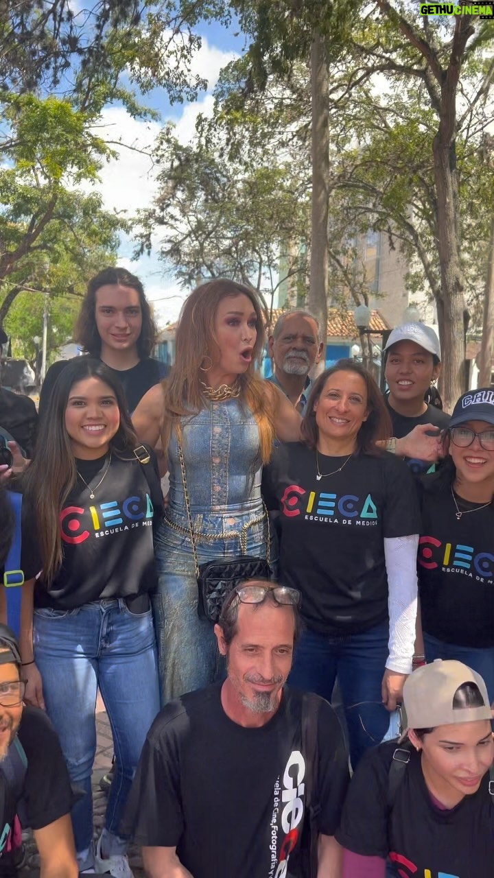 Dora Mazzone Instagram - !Ah mundo Barquisimeto! 🇻🇪 Que alegría nos da cuando tenemos la oportunidad de visitar ciudades y regiones en nuestro país! Gracias a esta hermosa profesión, podemos compartir con nuestra gente! No se pueden imaginar cómo gozamos y como gozó el público presente con Emilio y con todos los artistas! Ni la directora @soymariale podía aguantar la risa.. el equipo técnico tenía que hacer “de tripas corazón” para aguantar y seguir grabando.. 😂😂😂 Increíble cómo en todas partes de Venezuela, la gente quiere mucho a sus artistas de siempre! Gracias a todo el equipo profesional de @ciecabqto y @ciecaproductora por todo el apoyo! Son una escuela maravilloso que está lista para cualquier desafío cinematográfico en nuestro país! #escuelademedios #barquisimeto Nos quedamos con las ganas de seguir disfrutando de la hermosa ciudad, de su gastronomía, de sus paisajes y sobre todo de su gente.. 🇻🇪 #basiécarajo #naguara La buena noticia es que volvemos muy pronto para realizar nuestro largometraje con todas las de la leyyyyy! #unnaguarapalmundo Más en mis historias 🏃🏼♀️ Feliz domingo gente hermosa!! Se les quiere! ❤️ Viva Venezuela 🇻🇪