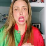 Dora Mazzone Instagram - Cuéntame para qué usas tú esas cosas tan nuestras como lo son la batea y el haragán … Empiezo yo… Para lavar mis zapatos blancos y el haragán para arrastrar el agua al centro piso.. 🤣🤣🤣🤣🤣 Un poco de broma para antes de dormir 😴 La voz del comediante venezolano @elgeorgeharris sígueme en TikTok para más entretenimiento y ocurrencias!. Buenas noches mi gente querida que tengan dulces sueños y descanso reparador hasta mañana… 😘💤😴🌙 #Humor #SonríeAntesDeDormir #RíeteConDora #DoraMazzone