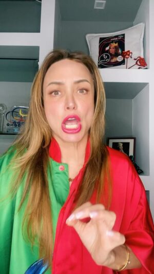 Dora Mazzone Instagram - Cuéntame para qué usas tú esas cosas tan nuestras como lo son la batea y el haragán …
Empiezo yo…
Para lavar mis zapatos blancos y el haragán para arrastrar el agua al centro piso..
🤣🤣🤣🤣🤣

Un poco de broma para antes de dormir 😴 

La voz del comediante venezolano  @elgeorgeharris 

sígueme en TikTok para más entretenimiento y ocurrencias!.

Buenas noches mi gente querida que tengan dulces sueños y descanso reparador hasta mañana… 😘💤😴🌙 

#Humor #SonríeAntesDeDormir #RíeteConDora #DoraMazzone