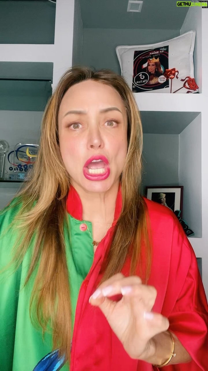 Dora Mazzone - 31.3K Likes - Cuéntame para qué usas tú esas cosas tan nuestras como lo son la batea y el haragán …
Empiezo yo…
Para lavar mis zapatos blancos y el haragán para arrastrar el agua al centro piso..
🤣🤣🤣🤣🤣
Un poco de broma para antes de dormir 😴
La voz del comediante venezolano @elgeorgeharris
sígueme en TikTok para más entretenimiento y ocurrencias!.
Buenas noches mi gente querida que tengan dulces sueños y descanso reparador hasta mañana… 😘💤😴🌙
#Humor #SonríeAntesDeDormir #RíeteConDora #DoraMazzone