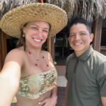 Dora Mazzone Instagram - Cada vez que te conozco más me enamoro más de ti… 🇻🇪 Me perdonan el spam pero tengo tanto material que se me va a pasar de moda en la galería de fotos 🌿🐒🌴🦜🐸 #canaima 1. El Salto El Hacha frente a la Isla Anatoly (se forma una playita en sequía de lo más rica y privadita… malo?) 2. Vista al Salto desde la curiara.. (el agua es color Pepsi y no hay ni caimanes ni pirañas pero si corrientes fuertes…) 3. Ella es una princesa indígena.. habla español y pemón y tiene el cabello más brillante que he visto.. pocas veces usa shampoo, se lava el cabello en la laguna. 4. Yo posando.. viviría aquí! #kanaimö 5. Cuál #maniñayerichana en #kanaimö 🌿 6. Con mi gordo que no me lo quita nadie diría @mimilazod .. y en la cava mi Polar Pilsen 🍻 7. Metiendo la barriga para la foto! Mi falda es de @dibronze.ve 8. A lo lejos los majestuosos Tepuyes ⛰️ 9. En una de las cabañas de @wakawena uffffff al natural y orgánica! 10.Con mi amigo Rodrigo… estaba antes en @aramerulodge y me tomò fotos! Habla pemón y español Vengan a conocer este paraíso! Venir a @wakawena es del más allá!! #doramazzone #venezuela 🇻🇪🦜