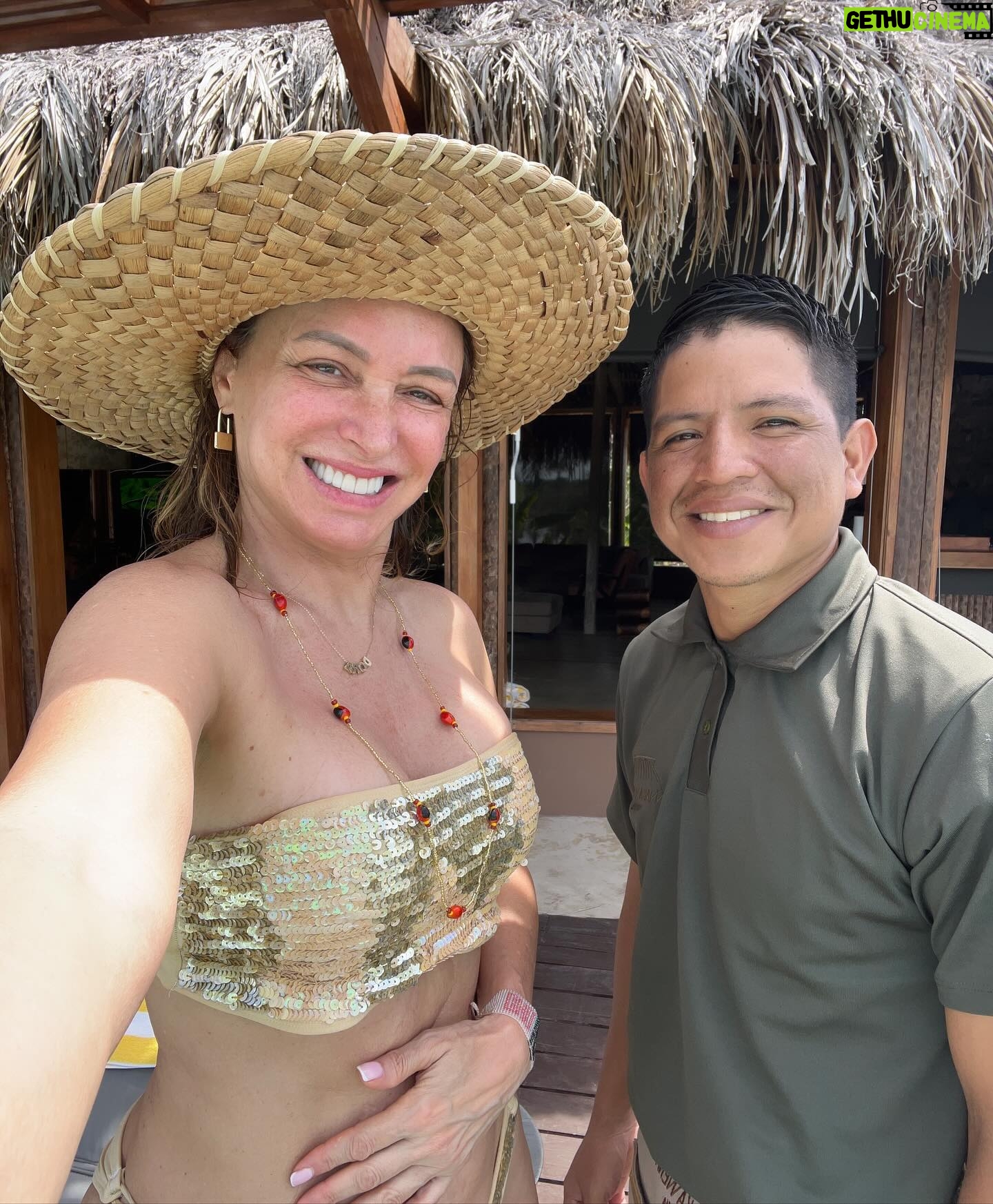 Dora Mazzone Instagram - Cada vez que te conozco más me enamoro más de ti… 🇻🇪 Me perdonan el spam pero tengo tanto material que se me va a pasar de moda en la galería de fotos 🌿🐒🌴🦜🐸 #canaima 1. El Salto El Hacha frente a la Isla Anatoly (se forma una playita en sequía de lo más rica y privadita… malo?) 2. Vista al Salto desde la curiara.. (el agua es color Pepsi y no hay ni caimanes ni pirañas pero si corrientes fuertes…) 3. Ella es una princesa indígena.. habla español y pemón y tiene el cabello más brillante que he visto.. pocas veces usa shampoo, se lava el cabello en la laguna. 4. Yo posando.. viviría aquí! #kanaimö 5. Cuál #maniñayerichana en #kanaimö 🌿 6. Con mi gordo que no me lo quita nadie diría @mimilazod .. y en la cava mi Polar Pilsen 🍻 7. Metiendo la barriga para la foto! Mi falda es de @dibronze.ve 8. A lo lejos los majestuosos Tepuyes ⛰️ 9. En una de las cabañas de @wakawena uffffff al natural y orgánica! 10.Con mi amigo Rodrigo… estaba antes en @aramerulodge y me tomò fotos! Habla pemón y español Vengan a conocer este paraíso! Venir a @wakawena es del más allá!! #doramazzone #venezuela 🇻🇪🦜
