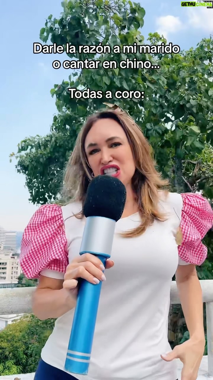 Dora Mazzone Instagram - Pero jamàsss jamássssss…. darle la razón a ellos!!! Jamásssssd….. primero hablo en chino! 🤬🤬🤬🤬 ¿Vieron los efectos especiales? Mi experta en efectos: @yanaidelgado Un poco de broma para antes de dormir 😴 Sígueme en #TlKT0K para más entretenimiento y diversión! Te espero! Buenas noches mi gente querida que tengan dulces sueños y descanso reparador… hasta mañana 😘🌙💤😴 #humor #sonrieantesdedormir #parati #doramazzone