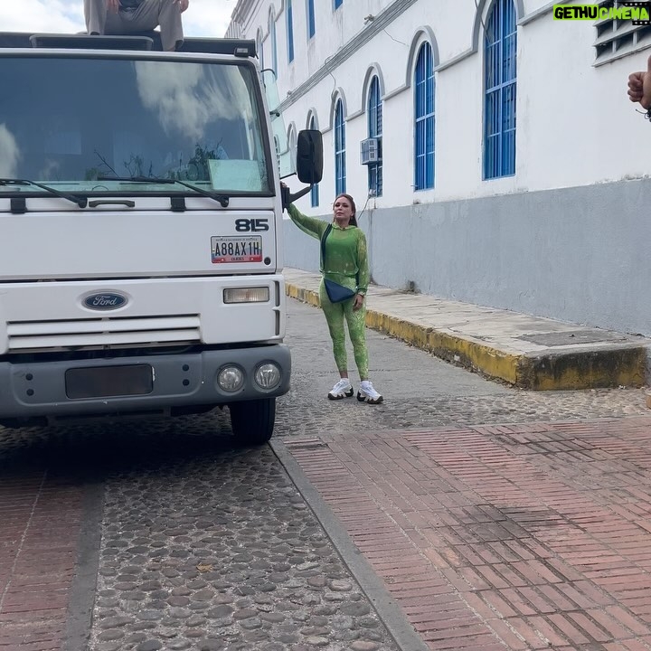 Dora Mazzone Instagram - ¡Gente de cine venezolano! 🎬🇻🇪 Esta semana nos dedicamos a hacer una de las cosas que más nos gusta hacer: CINE 🇻🇪 Y en esta ocasión de la mano de @soymariale y todo un equipazo de profesionales de la industria. En Venezuela hemos hecho películas inolvidables que han ganado premios en festivales nacionales e internacionales. Y que además han gozado del disfrute del publico en general! Hacer cine en nuestro país es más apasionante que complicado y es tan divertido y entretenido que nos alegramos muchísimo cuando alguien toma la iniciativa de hacer una película nuestra 🍿 Nuestra querida María Alejandra Martín realizó un guión a 6 manos junto destacados escritores entre ellos @roncayolomalena y @thaelmanurgelles Y nada más el título ya es muy ocurrente y criollo. #zuassefuelaluz Ahora estamos filmando el #teaser con el que vamos a trabajar para cumplir con otro de los requisitos para el desarrollo del proyecto: conseguir el financiamiento 🤑 Para eso, el equipo de producción junto a la directora están trabajando para lograr las alianzas y el esquema de inversión! Por ahora el cartel ya vende: 😄 @macarelo297 (Mary Carmen Regueiro) @doramazzone @emilioloveraof ( Emilio Lovera) @taniasarabia (Tania Sarabia) @rpadillarequena (Rolando Padilla) @amilcar13rivero ( Amilcar Rivero) @luigisciamanna (Luigi Sciamnna) @charlylocote @claudiamercedesrojas ( Claudia Rojas) @esalansuarez (Alan Suárez) @soymariale Y todo un equipo técnico de primera línea y muy VENEZOLANO 🇻🇪🇻🇪🇻🇪 yessssss!!!! Ni hablar del equipo de siempre que ya es familia: @rharcaya @francisnovoa_ y @oscarreinaldo.escobar (Vestuario, maquillaje) En Barquisimeto la hemos pasado genial con las atenciones y los servicios pero en especial con el calor humano y la alegría de la gente! Nos hicieron sentir EN CASA tanto en el hotel @ecoboutiqueplazahotel como en el colegio de abogados frente a la plaza Jacinto Lara Mención aparte la bellísima gente de @cielo.ccs y @cieucab que se unieron al proyecto de manera súper profesional y apasionante! Trabajaremos juntos!!!! #ahmundo #naguará #naguara ¡Pronto les contaremos más!