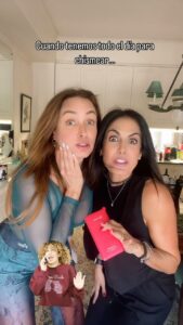Dora Mazzone Instagram - Aquí…en nuestro deporte favorito…. 🫣🤫🤐 Y jamás nos quedamos con el chisme incompleto porque siempre tenemos Internet..🛜 😂😂😂 #siempremeenterodeloquenodebo #chismosas @uzmostore