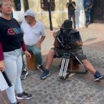 Dora Mazzone Instagram - ¡Gente de cine venezolano! 🎬🇻🇪 Esta semana nos dedicamos a hacer una de las cosas que más nos gusta hacer: CINE 🇻🇪 Y en esta ocasión de la mano de @soymariale y todo un equipazo de profesionales de la industria. En Venezuela hemos hecho películas inolvidables que han ganado premios en festivales nacionales e internacionales. Y que además han gozado del disfrute del publico en general! Hacer cine en nuestro país es más apasionante que complicado y es tan divertido y entretenido que nos alegramos muchísimo cuando alguien toma la iniciativa de hacer una película nuestra 🍿 Nuestra querida María Alejandra Martín realizó un guión a 6 manos junto destacados escritores entre ellos @roncayolomalena y @thaelmanurgelles Y nada más el título ya es muy ocurrente y criollo. #zuassefuelaluz Ahora estamos filmando el #teaser con el que vamos a trabajar para cumplir con otro de los requisitos para el desarrollo del proyecto: conseguir el financiamiento 🤑 Para eso, el equipo de producción junto a la directora están trabajando para lograr las alianzas y el esquema de inversión! Por ahora el cartel ya vende: 😄 @macarelo297 (Mary Carmen Regueiro) @doramazzone @emilioloveraof ( Emilio Lovera) @taniasarabia (Tania Sarabia) @rpadillarequena (Rolando Padilla) @amilcar13rivero ( Amilcar Rivero) @luigisciamanna (Luigi Sciamnna) @charlylocote @claudiamercedesrojas ( Claudia Rojas) @esalansuarez (Alan Suárez) @soymariale Y todo un equipo técnico de primera línea y muy VENEZOLANO 🇻🇪🇻🇪🇻🇪 yessssss!!!! Ni hablar del equipo de siempre que ya es familia: @rharcaya @francisnovoa_ y @oscarreinaldo.escobar (Vestuario, maquillaje) En Barquisimeto la hemos pasado genial con las atenciones y los servicios pero en especial con el calor humano y la alegría de la gente! Nos hicieron sentir EN CASA tanto en el hotel @ecoboutiqueplazahotel como en el colegio de abogados frente a la plaza Jacinto Lara Mención aparte la bellísima gente de @cielo.ccs y @cieucab que se unieron al proyecto de manera súper profesional y apasionante! Trabajaremos juntos!!!! #ahmundo #naguará #naguara ¡Pronto les contaremos más!
