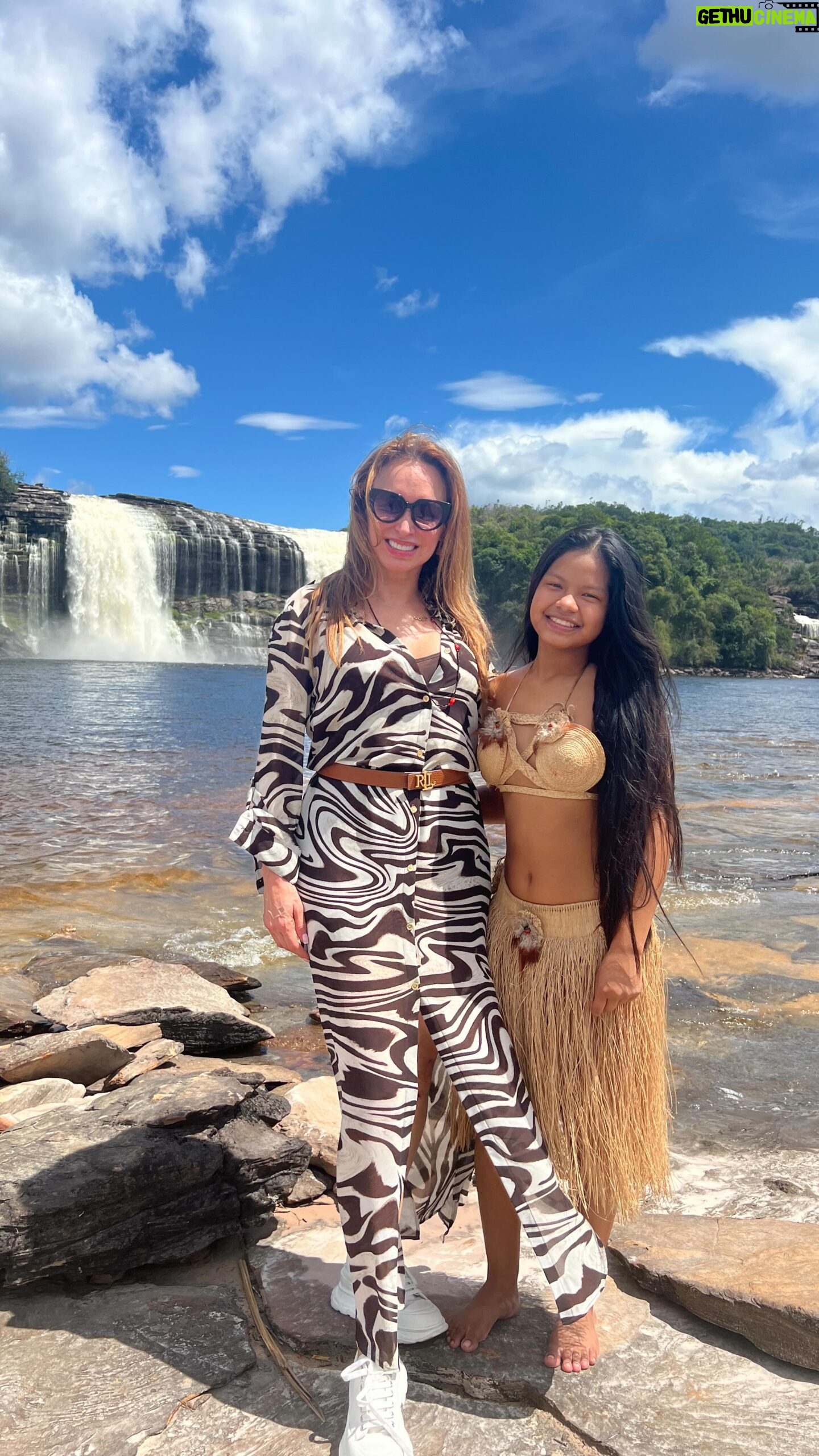 Dora Mazzone Instagram - ¡Llegamos a un destino espectacular! ⛰️ 🇻🇪 Cada vez que tenemos una oportunidad de tomarnos unos días libres, procuramos visitar El Parque Nacional Canaima Es uno de los parajes turísticos más espectaculares que tenemos en Venezuela 🇻🇪 Corran a mis historias que ya comenzó esta aventura! Y les iré mostrando lo que voy explorando en modo #doralaexploradora Gracias a mis amigos de @traslados_exclusive_one por el traslado al aeropuerto! Vehiculos de alta gama, cómodos, seguros y servicio confiable 100% ¡los recomiendo! Les estaré contando más de Canaima 🇻🇪😁